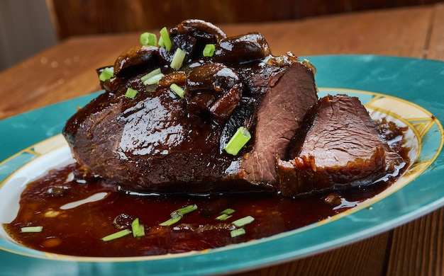 Carne asada glaseada con balsámico en olla de cocción lenta