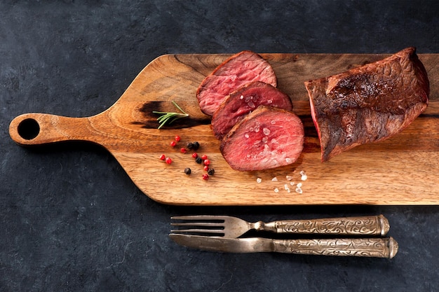 Carne asada en una tabla de madera