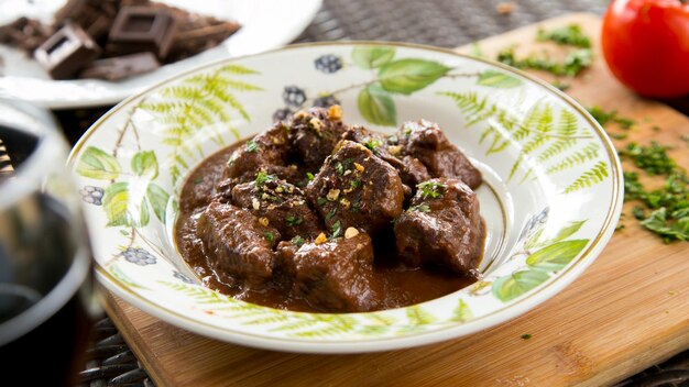 Carne assada com chocolate. Receita de ensopado com calda de vinho e chocolate.