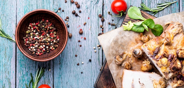 Carne assada com cogumelos da floresta