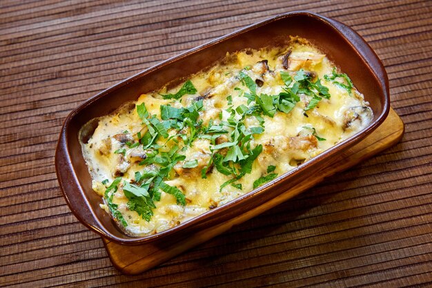 Foto carne assada com cogumelos e queijo