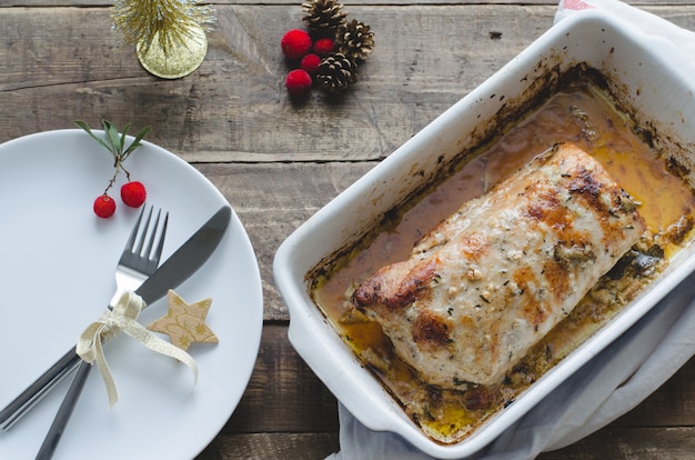 Foto carne assada com decoração de natal. refeição de natal