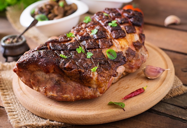 Carne assada com especiarias e alho na mesa de madeira