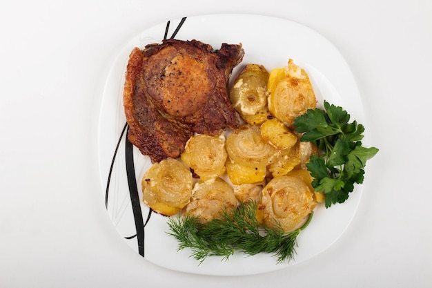 Carne assada com fundo branco de legumes e ervas