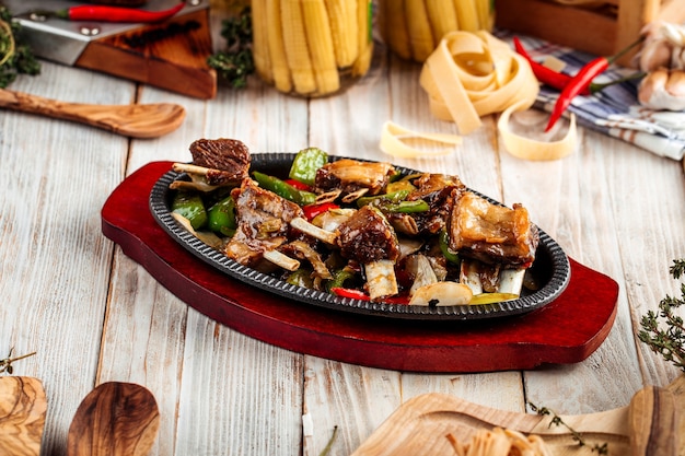 Carne assada com legumes em panela de ferro fundido