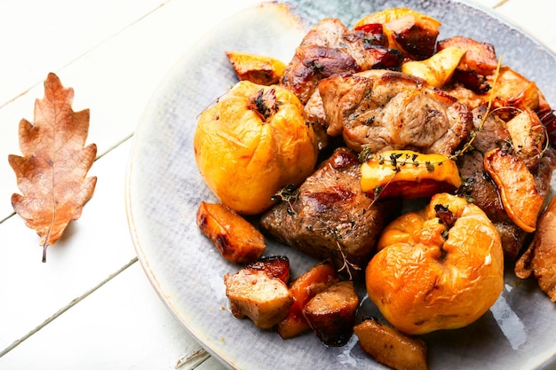 Carne assada com maças e marmelo