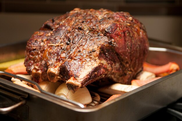 Foto carne assada fresca no forno