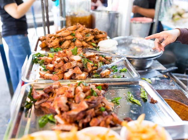 Carne assada no mercado de rua