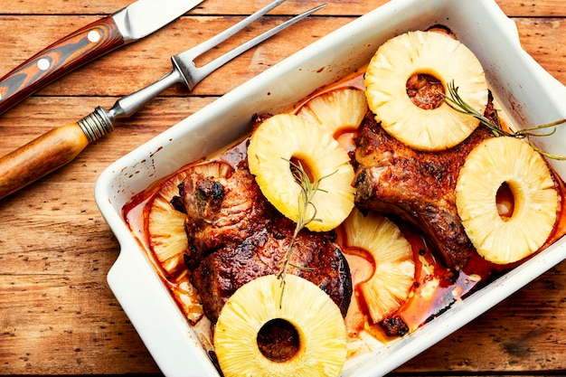 Foto carne assada preparada com abacaxi