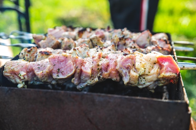 Carne a la barbacoa de fuego de cerca enfoque suave