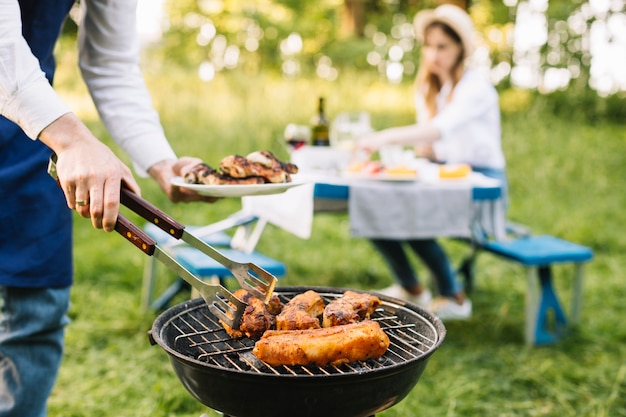 Foto carne en barbacoa en la naturaleza