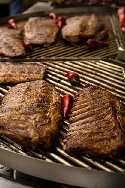 Carne a la barbacoa con pimiento rojo. Comida sabrosa. mesa sueca