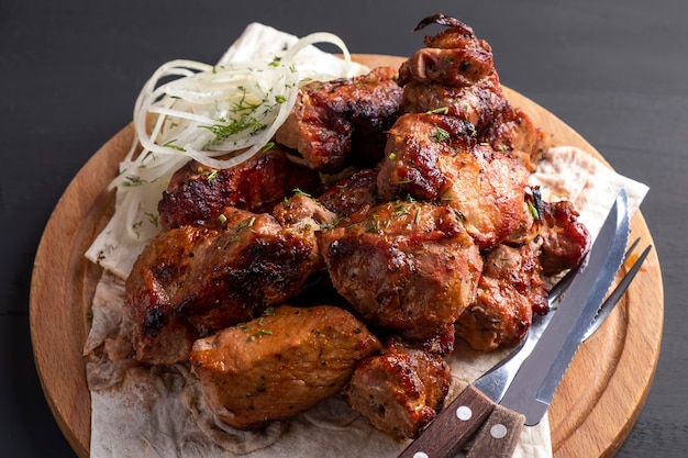 Carne de barbacoa en una tabla de madera. Shashlik.