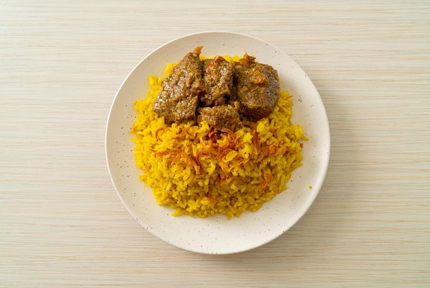Carne Biryani ou arroz com curry e carne - versão tailandesa-muçulmana do biryani indiano, com arroz amarelo perfumado e carne - estilo de comida muçulmana