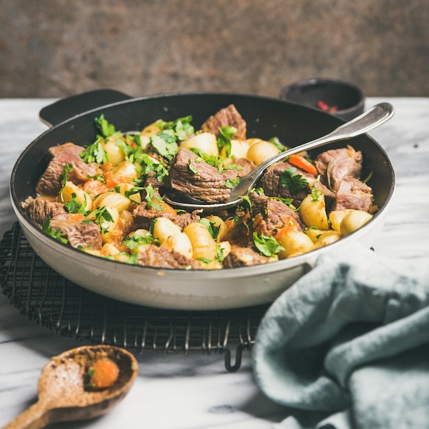 Carne bovina assada com batata e cenoura quadrada