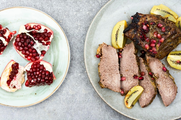 Carne bovina assada com kiwi e romã