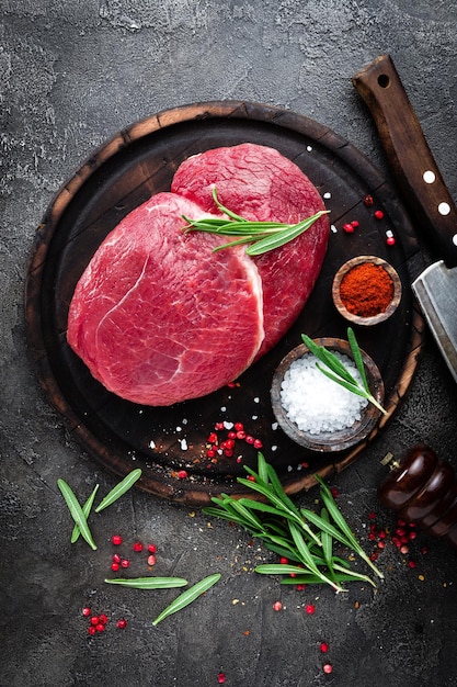 Carne bovina crua Corte fresco de carne bovina a bordo com especiarias