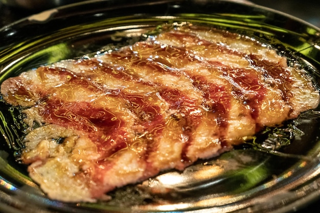 Carne bovina fatiada finamente classificada em um prato