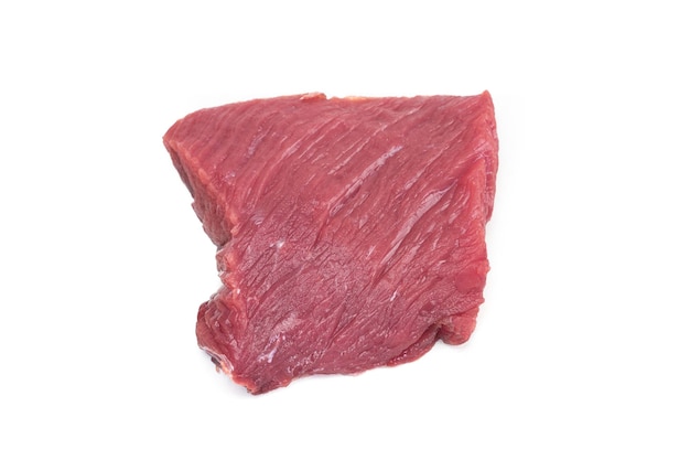 carne bovina fresca isolada no fundo branco