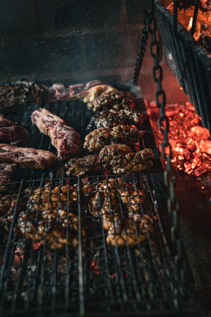 Carne a la brasa en la barbacoa