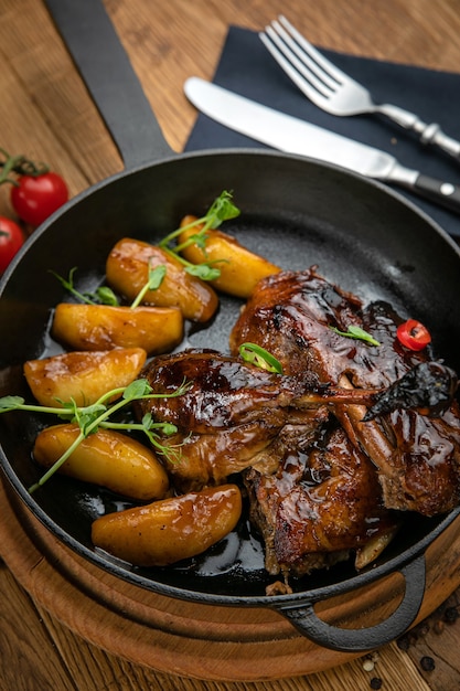 Carne a la brasa del menú de un restaurante italiano