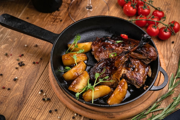 Carne a la brasa del menú de un restaurante italiano