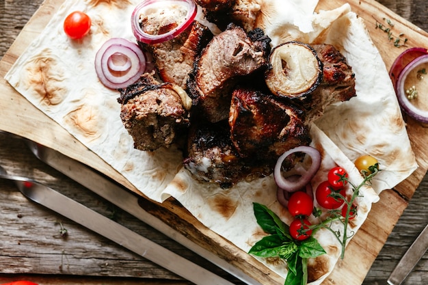 Carne a la brasa con verduras sobre pan de pita Shashlik