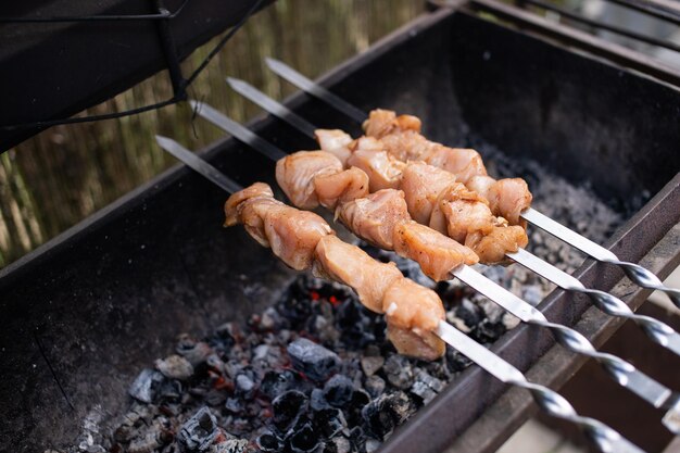 La carne en brochetas se fríe a la parrilla