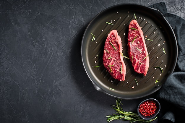 Carne de buey de mármol Angus negro en la sartén.