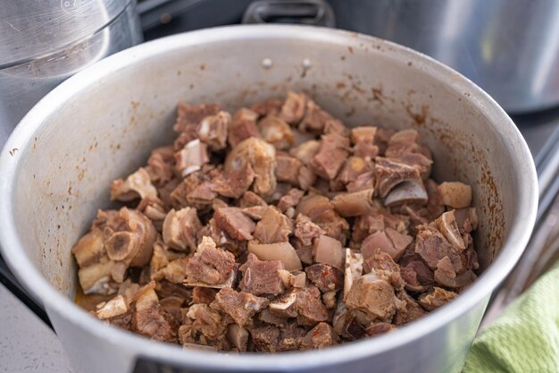 Carne de cabra hervida en una olla lista para comer