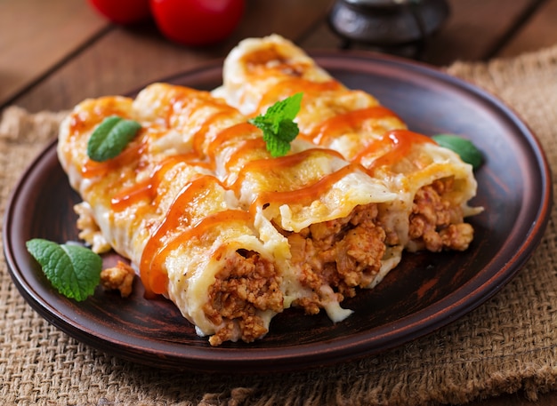 Carne canelones salsa bechamel