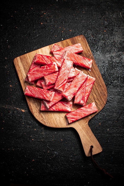 Carne de cangrejo en una tabla para cortar madera