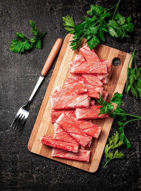 Carne de cangrejo en una tabla para cortar con verduras