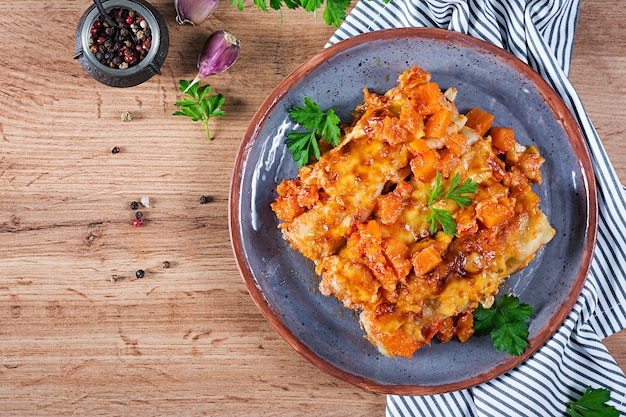 Carne cannelloni salsa de calabaza y tomate en el plato Vista superior