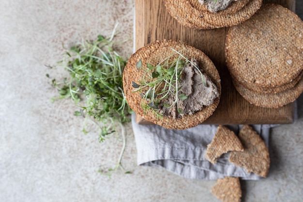 Carne caseira ou patê de fígado de frango com biscoitos multigrãos e microgreen