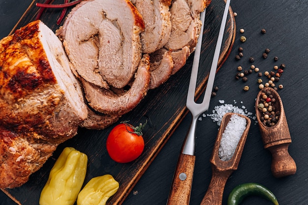 Carne para la cena carne al horno en rodajas con verduras