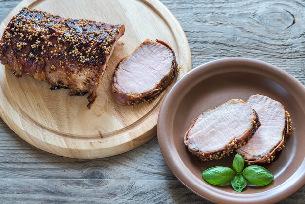 Carne de cerdo al horno envuelta en tocino