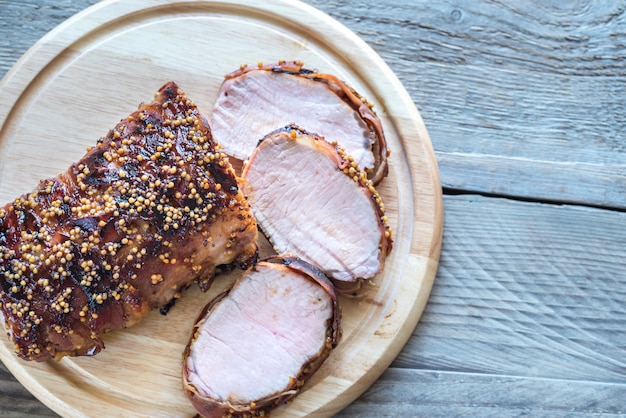 Carne de cerdo al horno envuelta en tocino