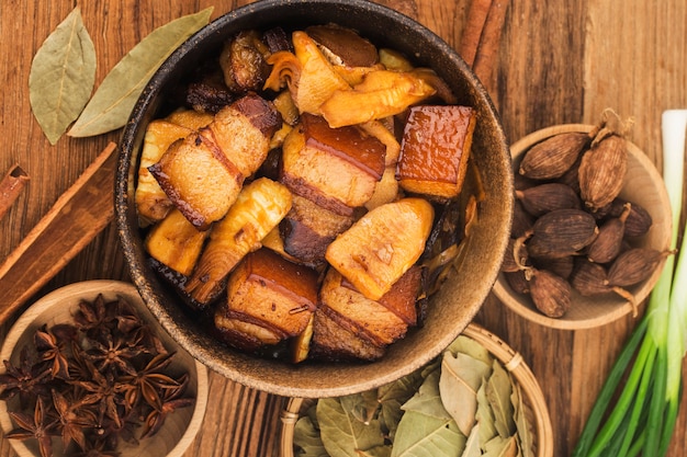 Carne de cerdo a la brasa con brotes de bambú