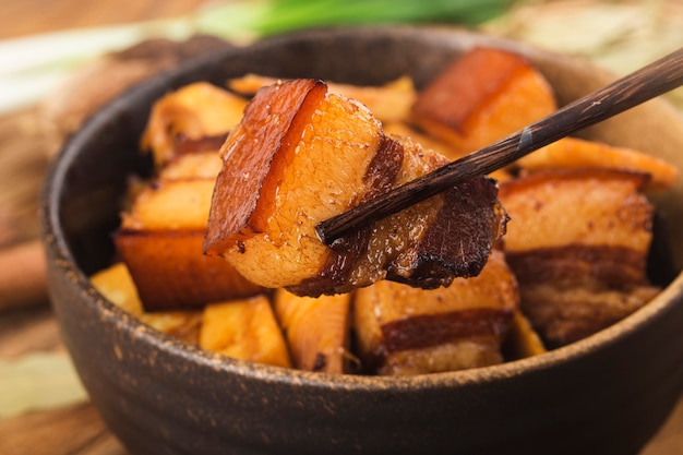 Carne de cerdo a la brasa con brotes de bambú