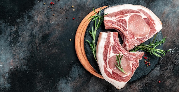 Carne de cerdo con costillas bistec de chuleta de cerdo cruda entrecote de  lomo comida orgánica receta del menú lugar para la vista superior del texto  | Foto Premium