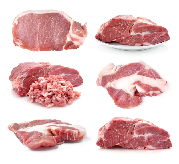 Carne de cerdo cruda aislada en blanco