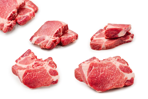 Carne de cerdo cruda aislada sobre un fondo blanco