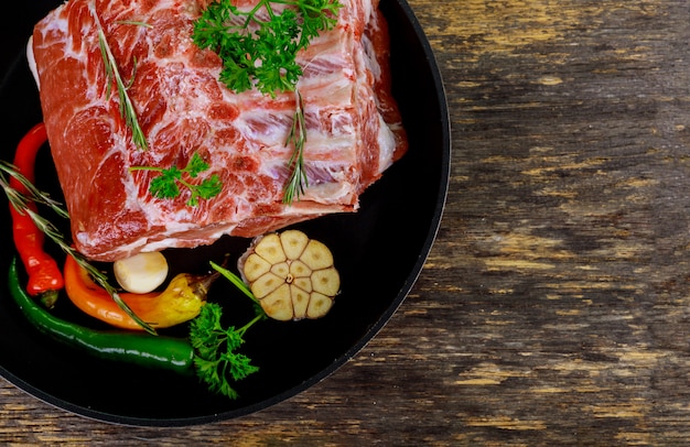 Carne de cerdo cruda en costillas y hierba.