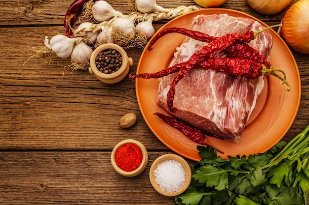 Carne de cerdo cruda. Lomo fresco, especias, verduras aromáticas y perejil.