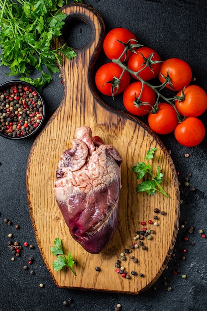 carne de cerdo cruda o de res corazón trozo de carne segundo plato bocadillo listo para comer