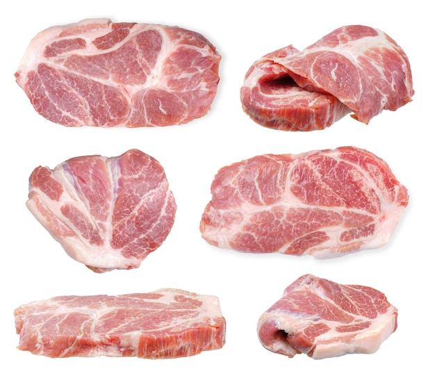 Foto carne de cerdo cruda en rodajas aislada sobre un fondo blanco