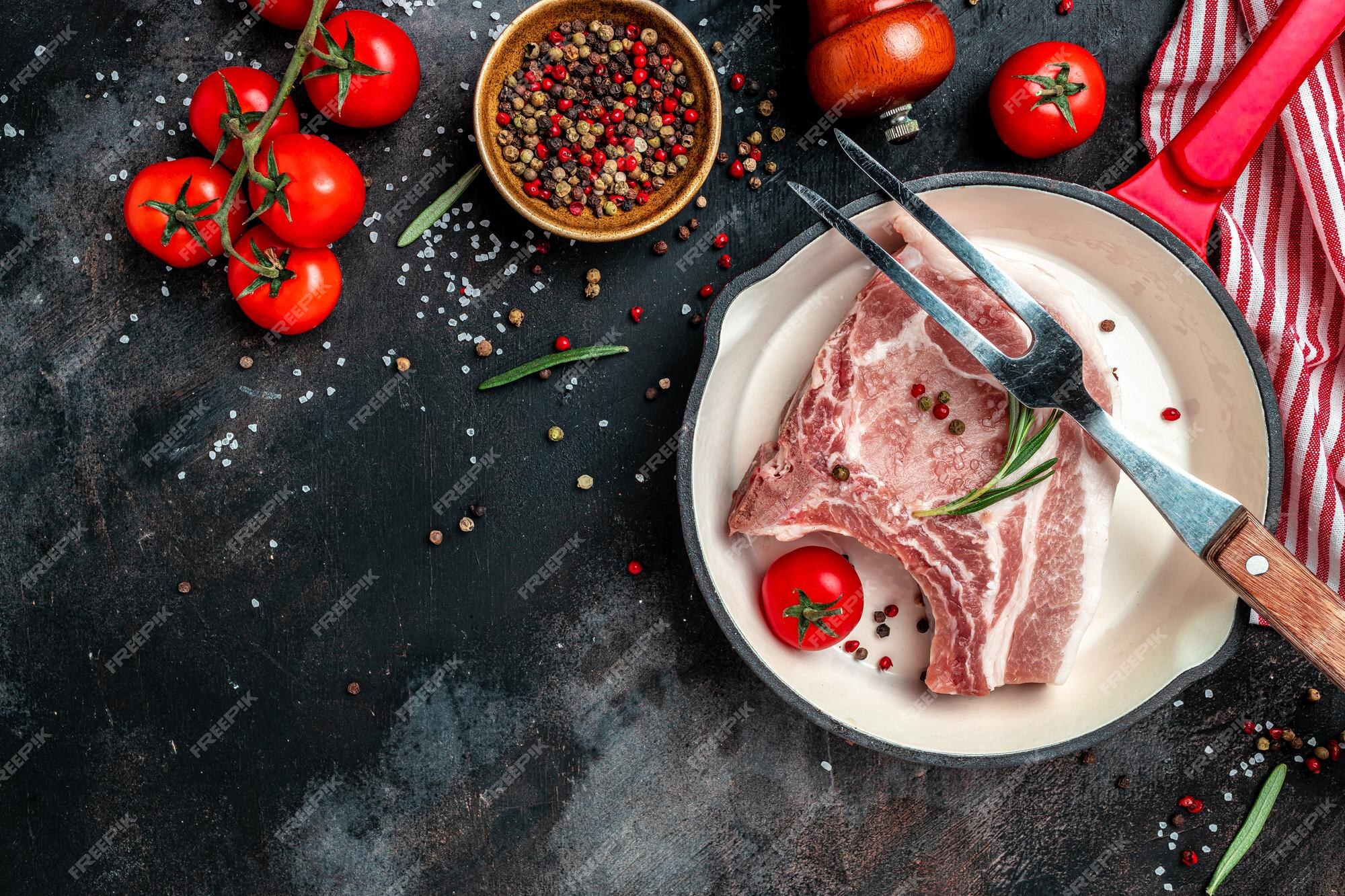 Carne de cerdo cruda en rodajas con romero juego de chuletas de carne de  cerdo orgánico menú de restaurante receta de libro de cocina dietético |  Foto Premium