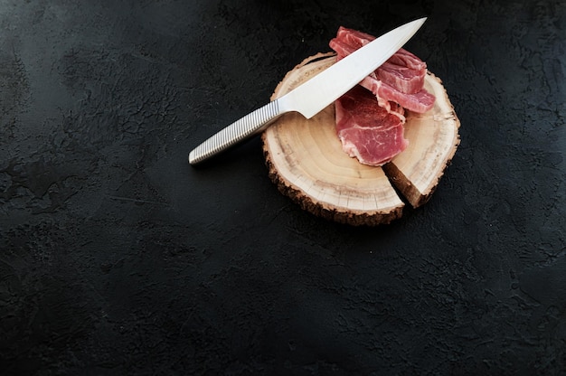 Carne de cerdo cruda en rodajas