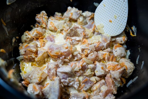 Carne de cerdo cruda en un tazón para barbacoa